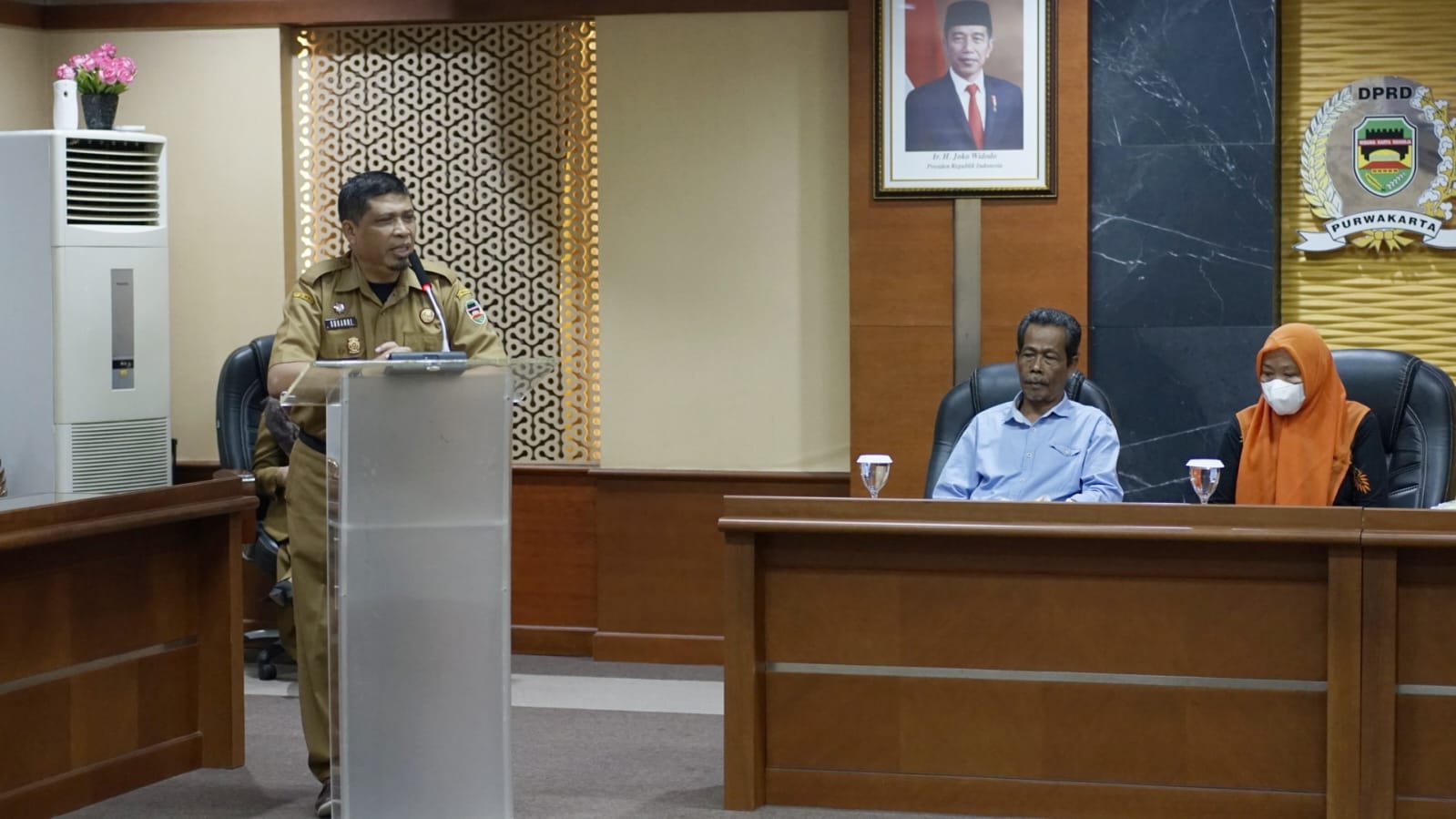 Sekretaris DPRD Purwakarta Melepas Dua Pegawainya Yang Purna Bhakti
