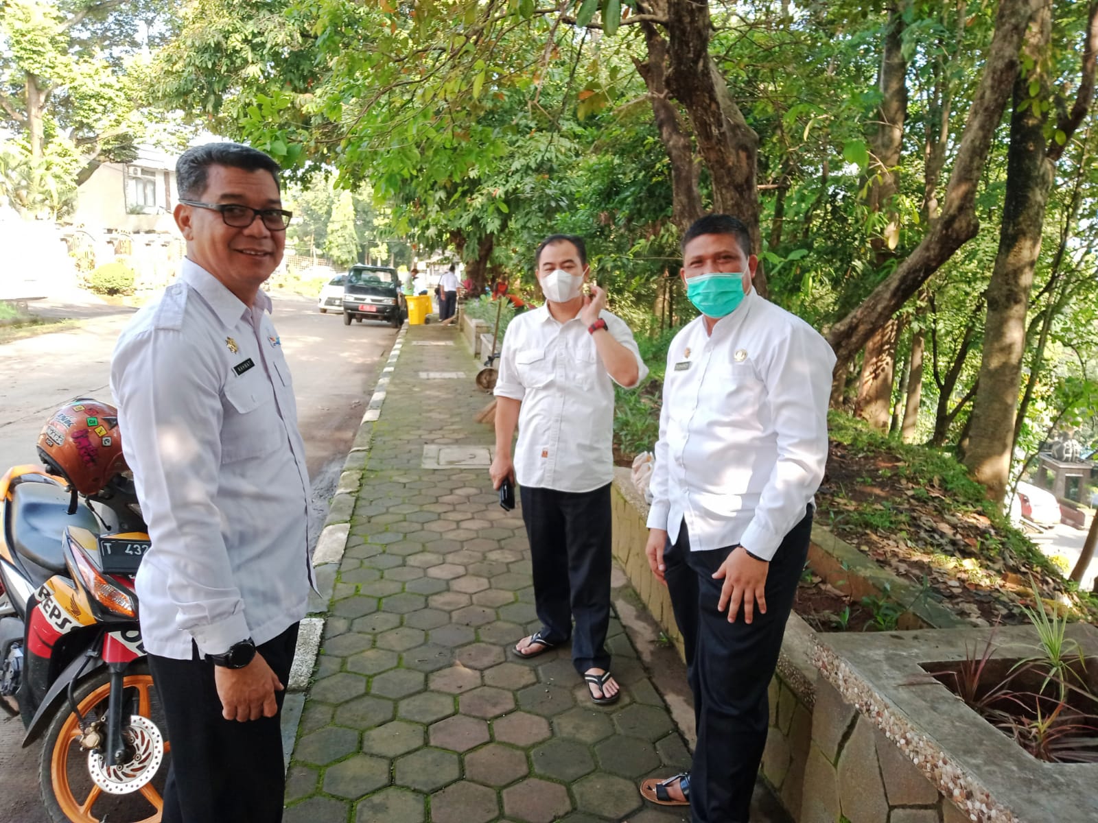 Petugas Kebersihan Sekretariat DPRD Bersama Dinas Lingkungan Hidup Bebersih Sampah Selokan