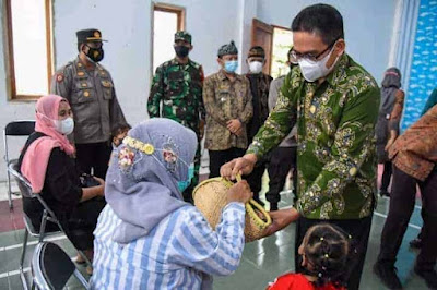 Ketua DPRD Purwakarta Menyerahkan Bantuan Ayam Peternak Kepada 200 KK