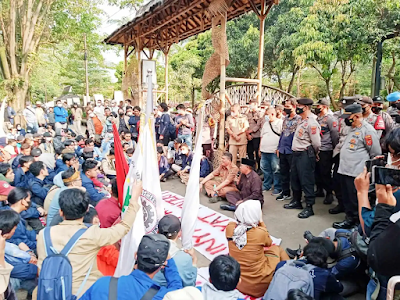 Demo BEM se-Purwakarta di Gedung DPRD Berjalan Kondusif Kendati Mahasiswa Sempat Bakar Ban