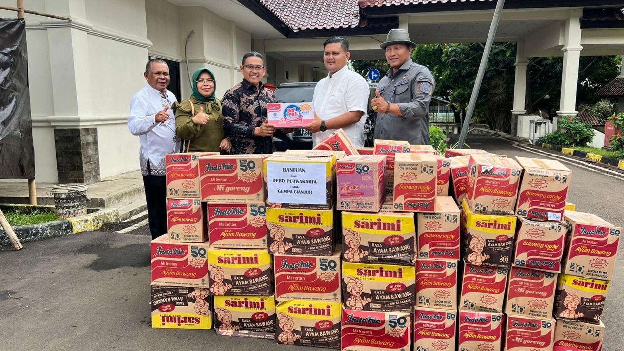 Ketua dan Wakil Ketua DPRD Purwakarta Serahkan Bantuan Korban Gempa Melalui Pimpinan DPRD Cianjur
