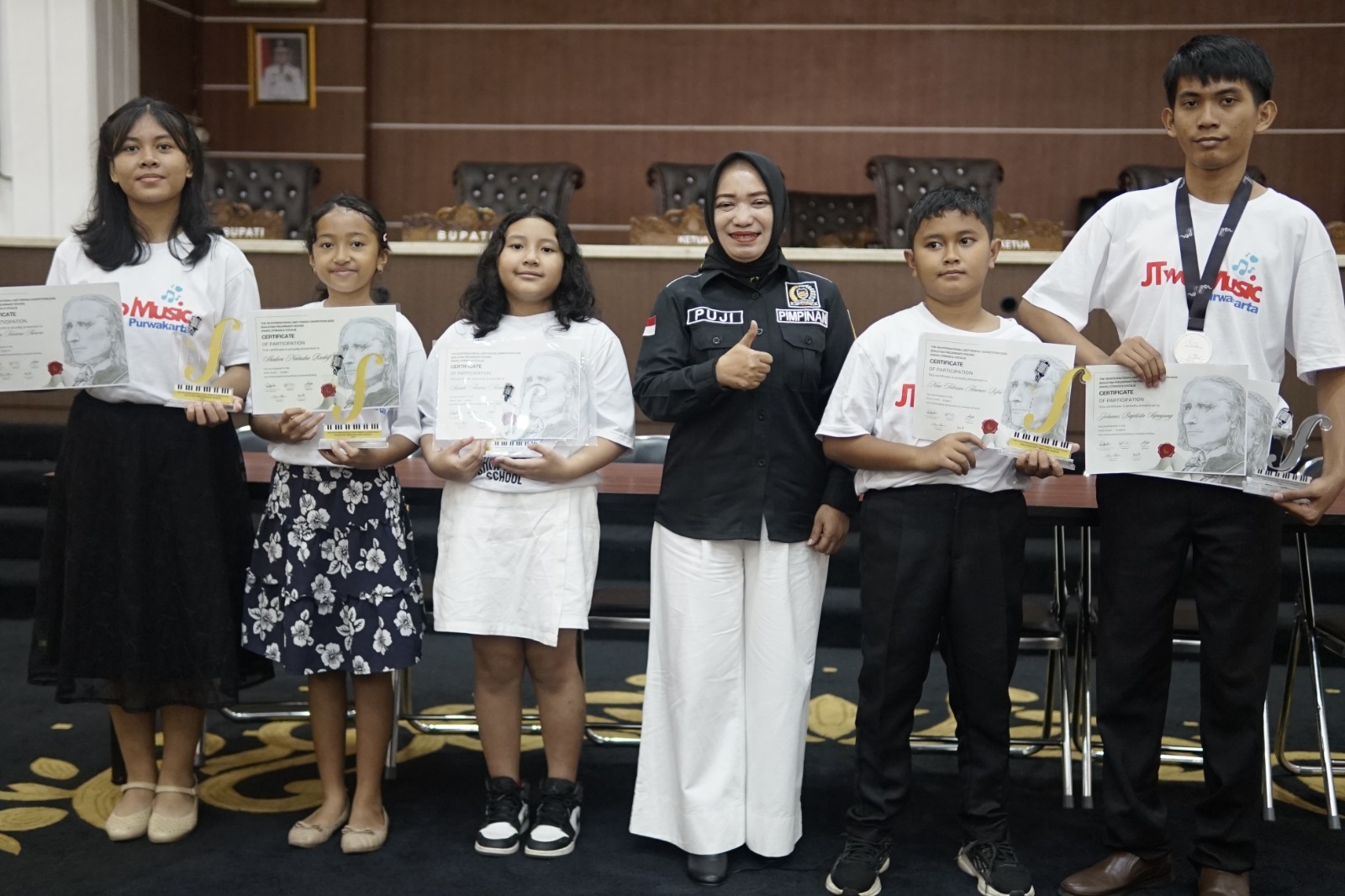 Ketua DPRD Purwakarta Menerima Audiensi Juara Internasional Peraih Medali Emas Bidang Musik Klasik Kategori Anak Usia SD dan SMP