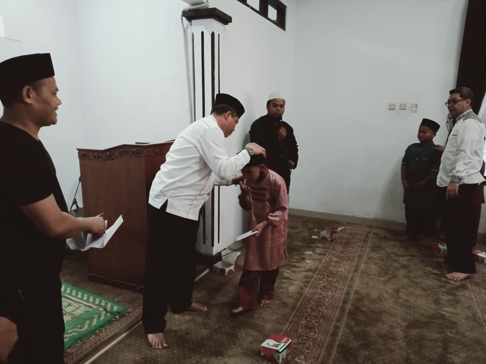 Sekretaris DPRD Purwakarta Serahkan Santunan Kepada 45 Anak Yatim