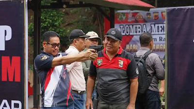 Ketua DPRD Purwakarta Mengikuti Lomba Menembak Pada HUT Bhayangkara Ke-76